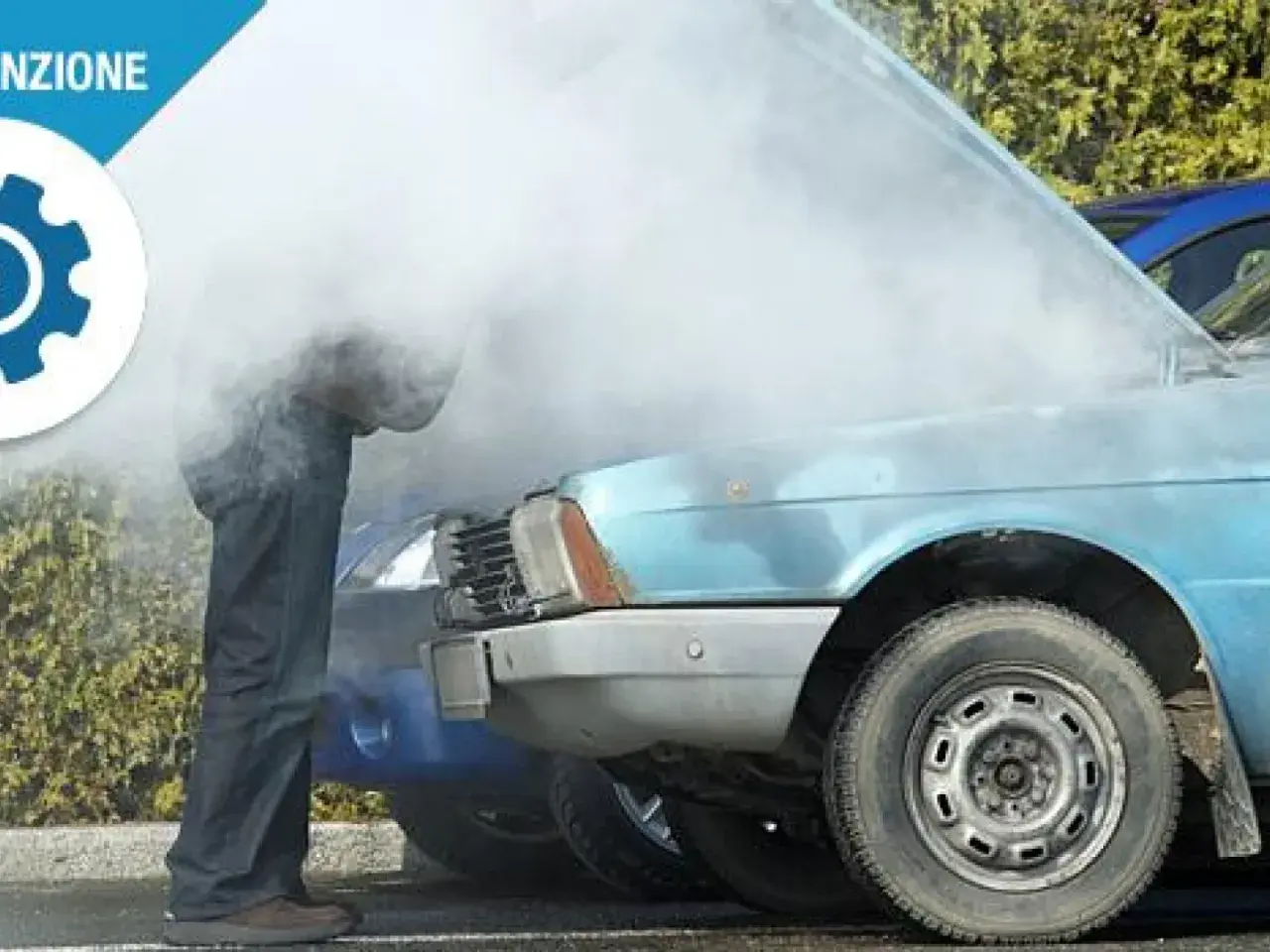 Uomo guarda motore fumante di un'auto blu, probabile perdita liquido refrigerante.