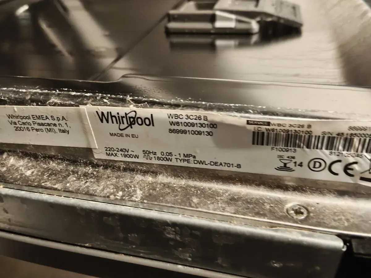 Zmywarka Whirlpool WBC 3C26 B z błędem F15. Widoczna tabliczka znamionowa urządzenia.