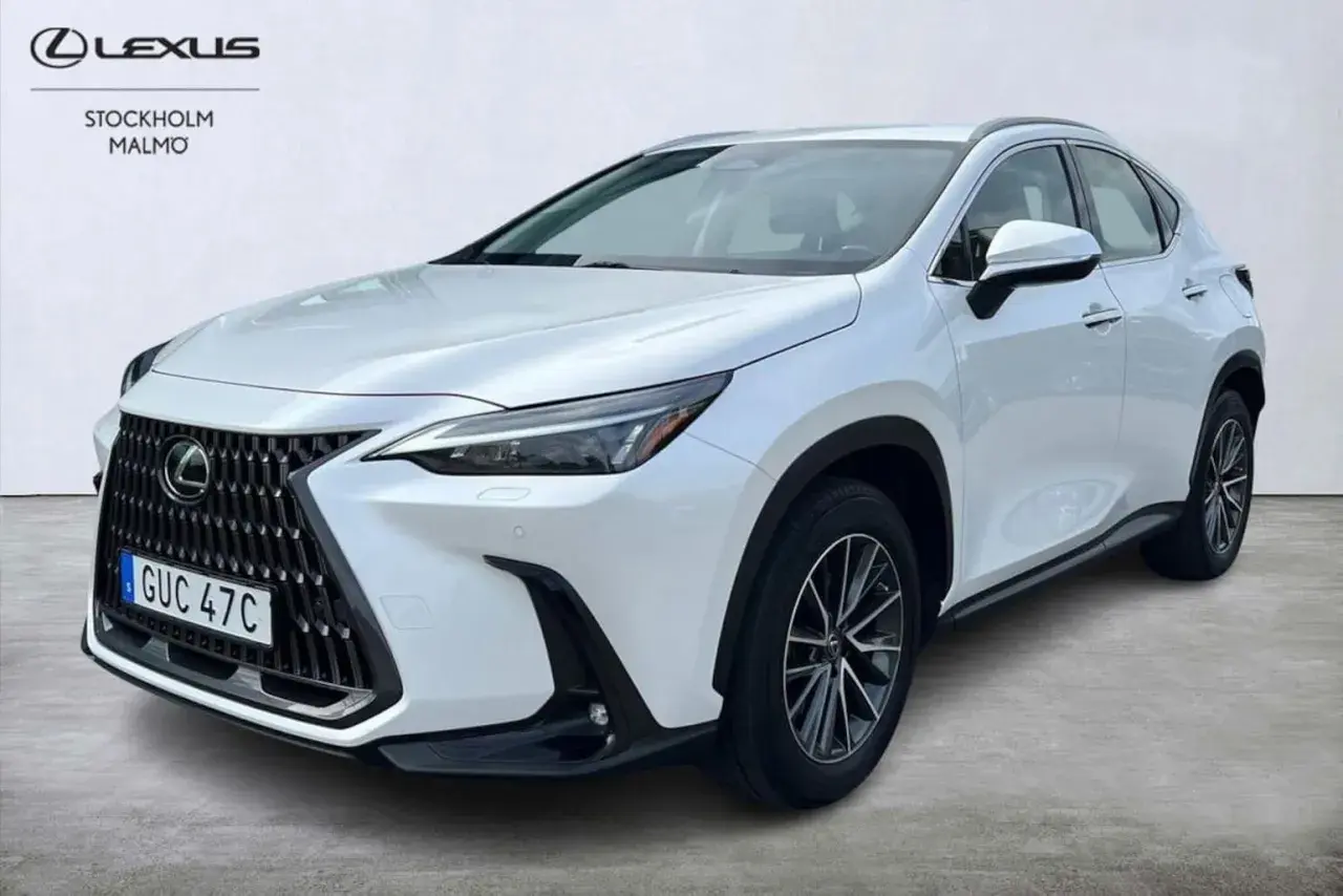 Vit Lexus NX 350h redo för ett test. En elegant SUV med modern design.