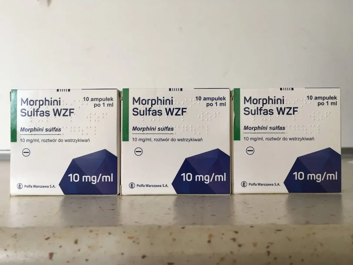 Trzy opakowania leku Morphini Sulfas WZF, zawierające roztwór morfiny do wstrzykiwań, każdy po 10 mg/ml.
