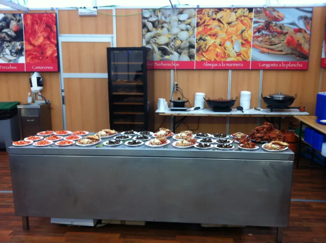 Exhibición de mariscos en ferias del marisco en Galicia: gambas, berberechos, almejas y langostas a la plancha.