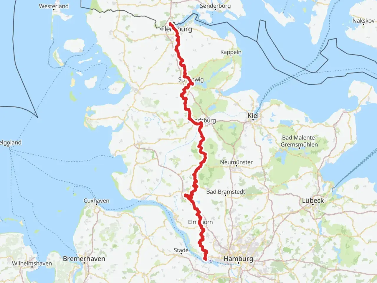 Karte zeigt eine rote Linie von Flensburg bis Hamburg, die eine Route für Fernradwege in Europa darstellt.