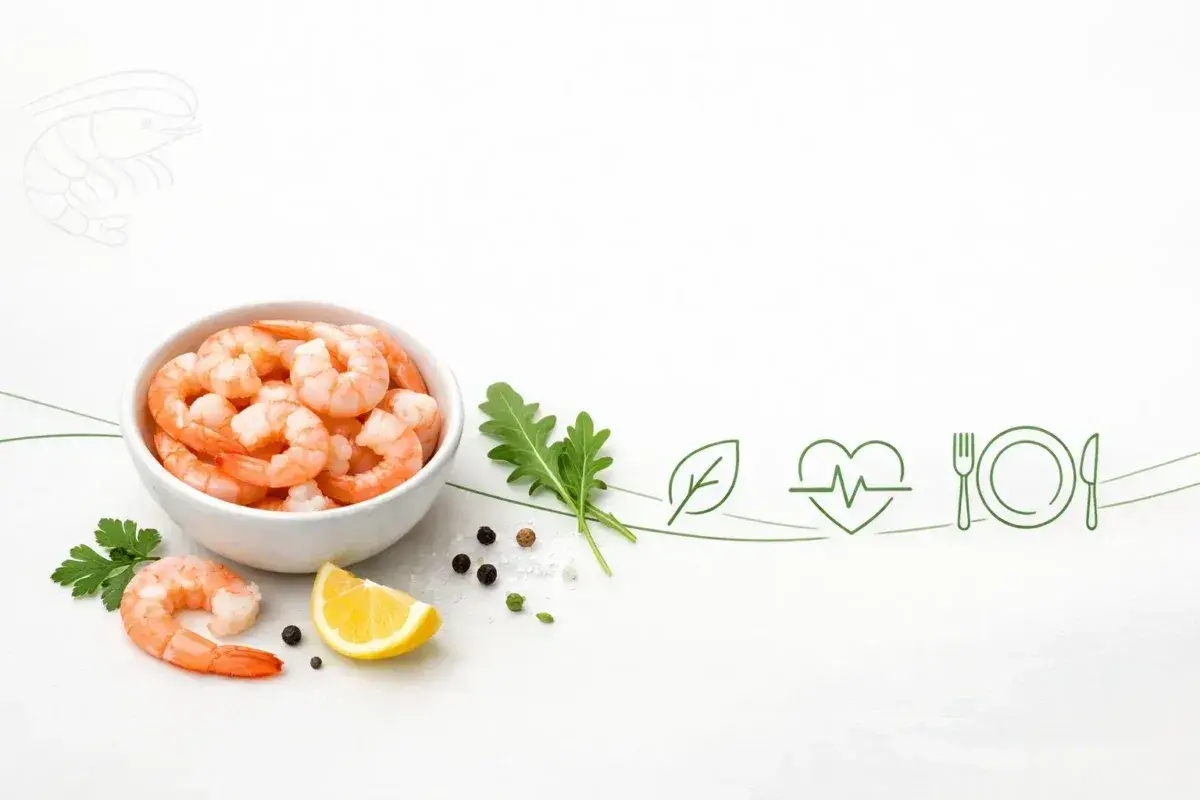 Miseczka krewetek, cytryna, rukola i przyprawy. Zdrowa dieta, niskie krewetki kcal.