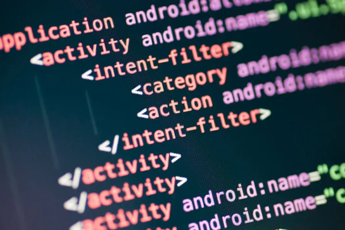 Fragment kodu XML, który może pomóc zrozumieć, jak otworzyć plik XML. Widać tagi <activity>, <intent-filter> i <category>.
