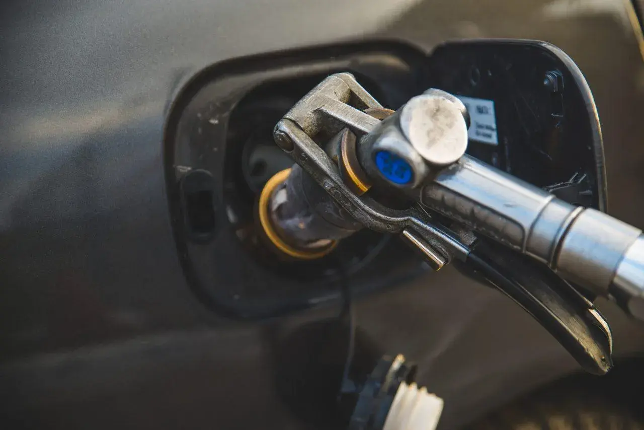Ugello di rifornimento GPL inserito nel serbatoio di un'auto diesel. Possibili problemi con impianto gpl su diesel.