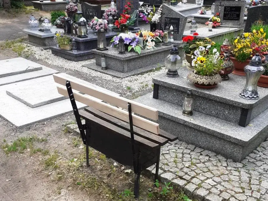 Jak zamontować ławkę na cmentarzu bez zbędnych problemów i kosztów
