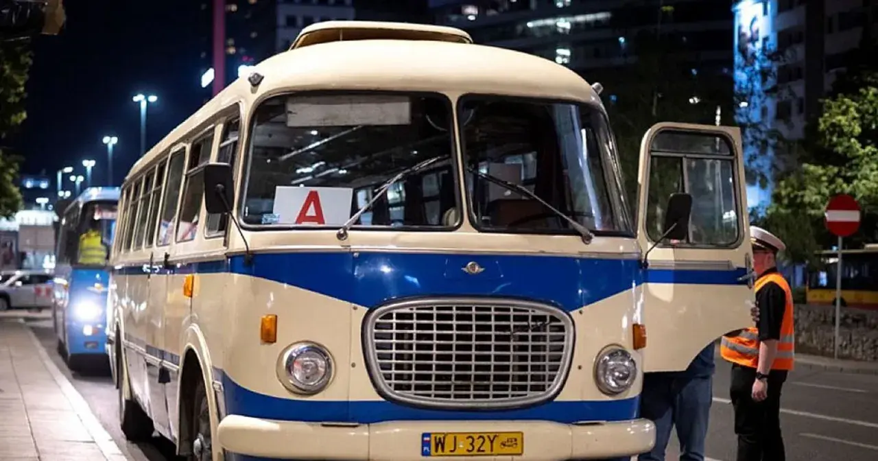 Nocne autobusy w Warszawie, klasyczny Jelcz z otwartymi drzwiami i kierowcą w kamizelce.