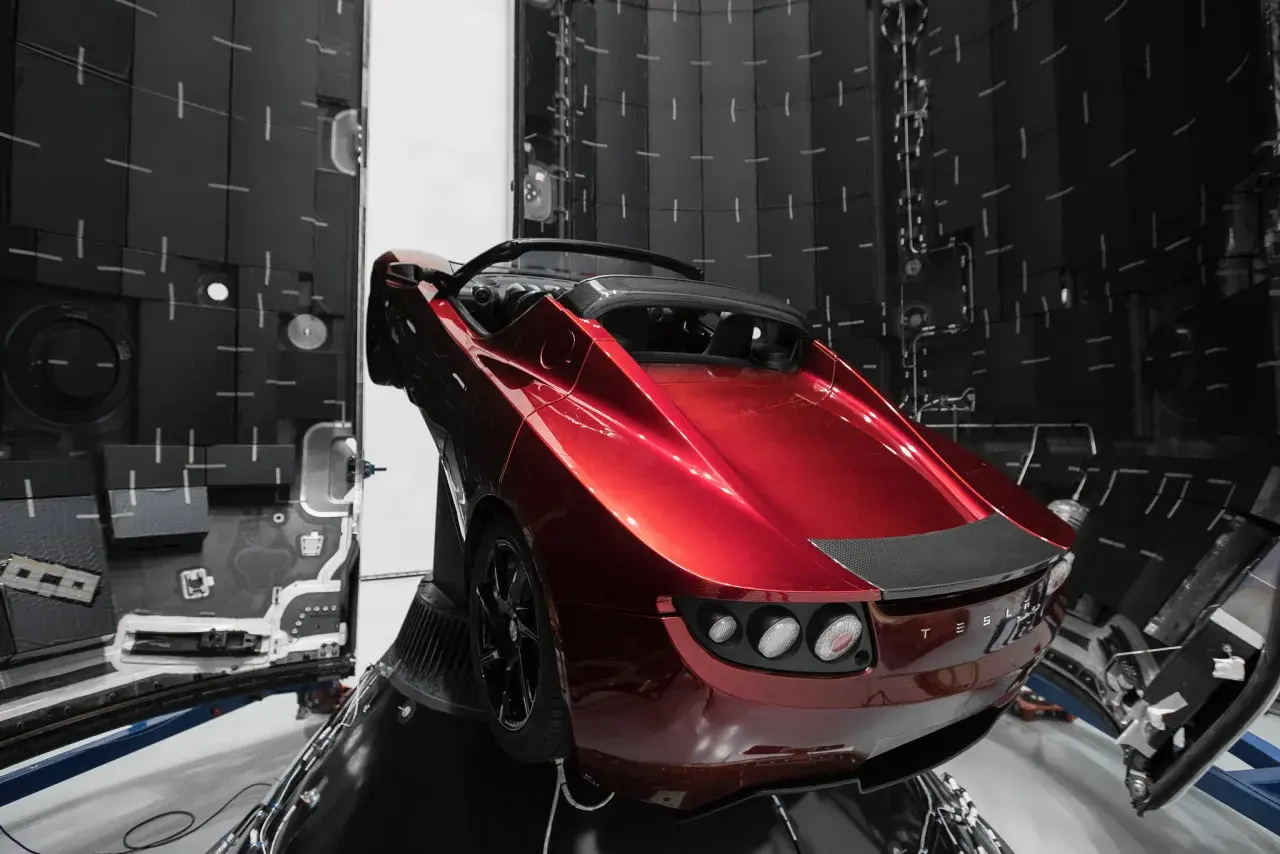Gdzie jest Tesla w kosmosie? Zaskakujące fakty o jej trajektorii