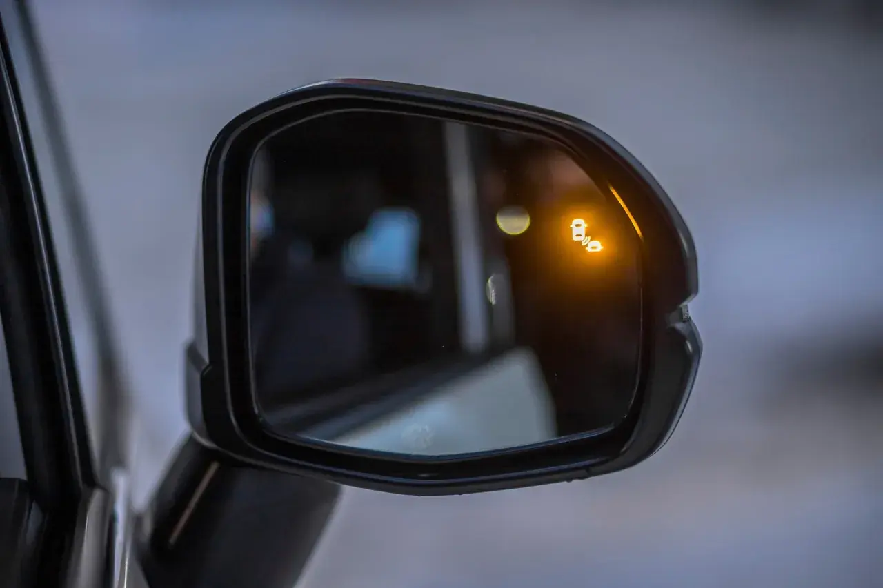 Jak ustawić lusterka w aucie? Eliminacja martwego pola krok po kroku