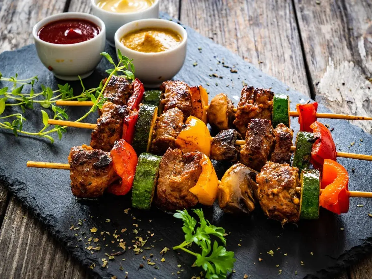 Najlepsze przepisy na grill na majówkę – smaczne potrawy i porady