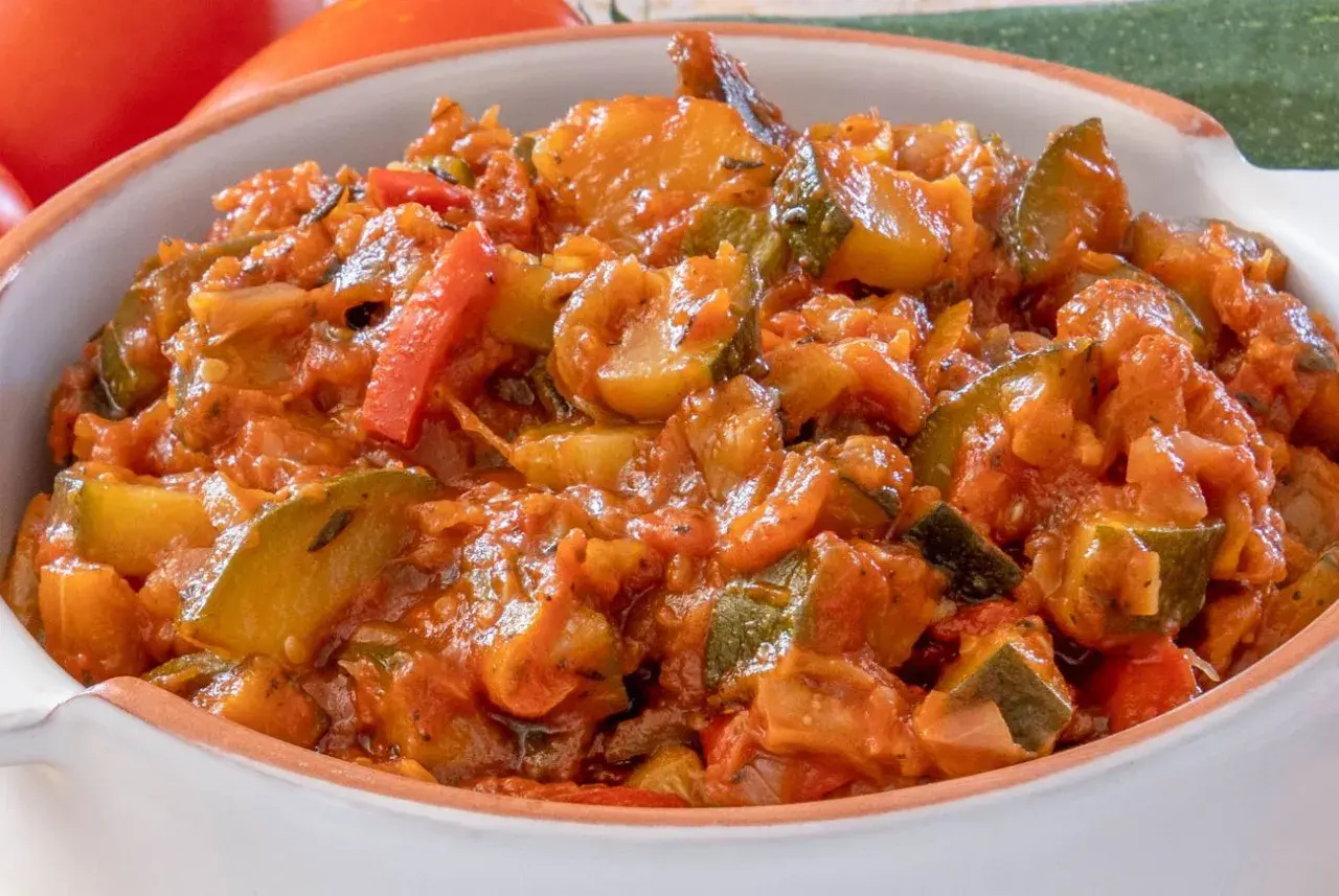 Pyszny bigos z cukinii z pomidorami i papryką, duszony do miękkości.