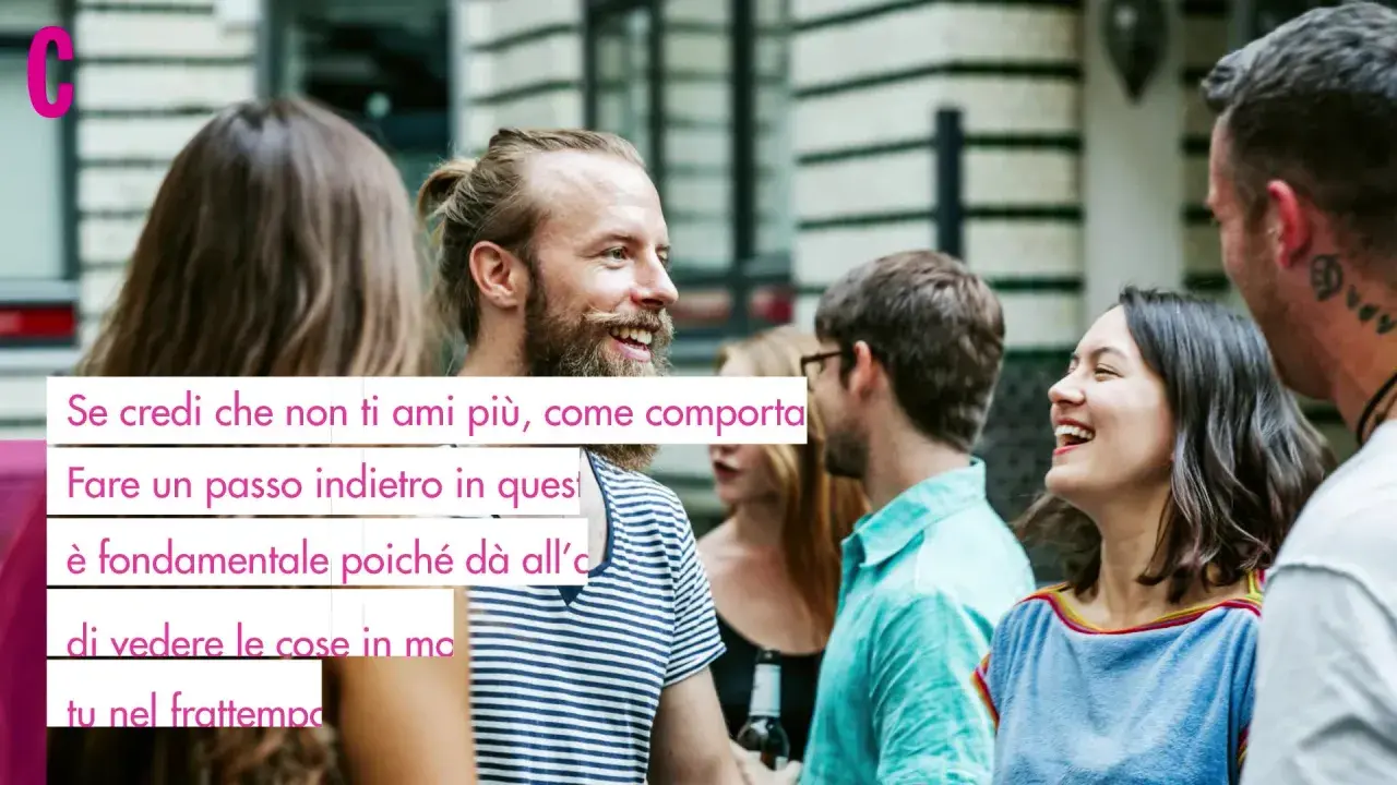 Un uomo ferito in amore, come si comporta? Un gruppo di amici ride, forse lui cerca di nascondere il suo dolore.