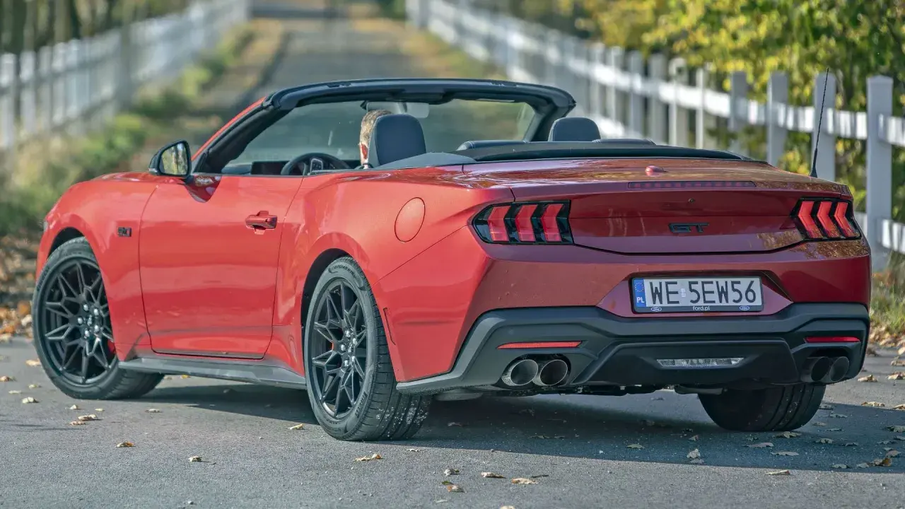 Czerwony mustang cabrio z opuszczonym dachem, gotowy na przejażdżkę.
