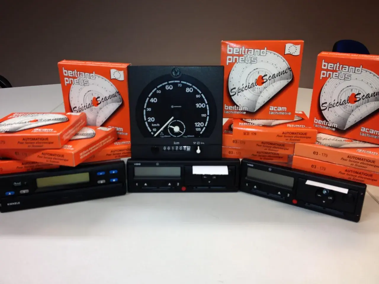 Ensemble de tachymètres de camion, boîtes de disques de tachygraphe et appareils de lecture.