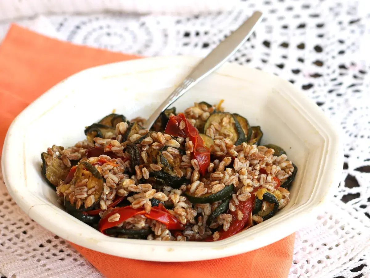 Insalata di farro con zucchine e pomodori secchi, un'idea gustosa per le tue ricette estive.