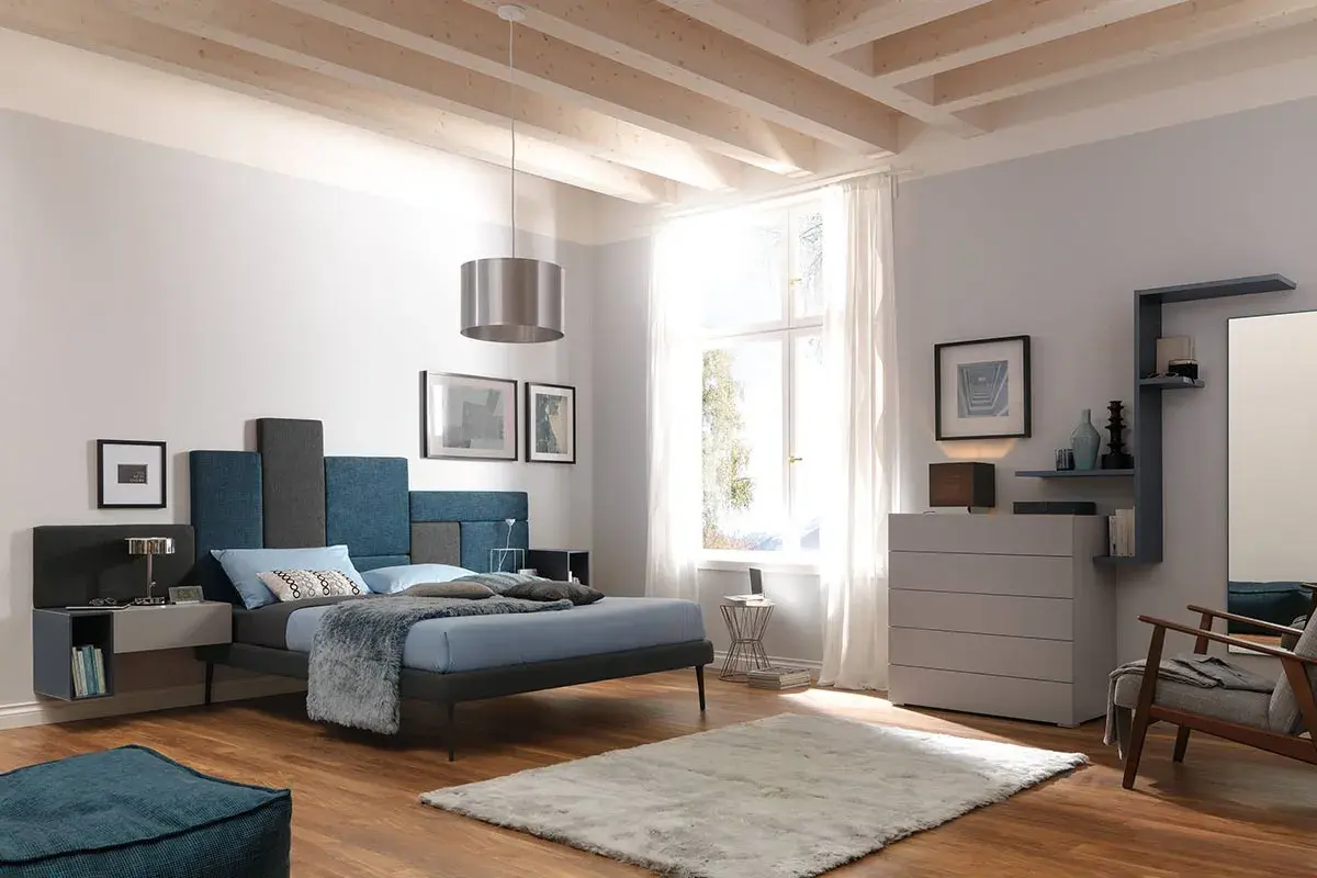 Moderna camera da letto con letto blu e grigio, testiera modulare, comodino sospeso e comò. Ottime camera ospiti idee.