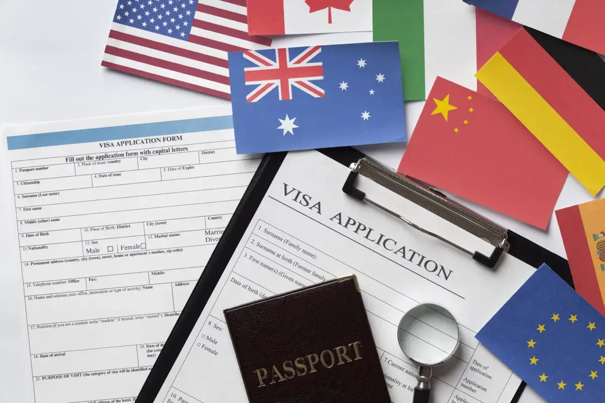 Formularze wizowe, paszport i flagi USA, Australii, Chin, Niemiec, UE. Planujesz podróż do Nowej Zelandii? Wiza to pierwszy krok.