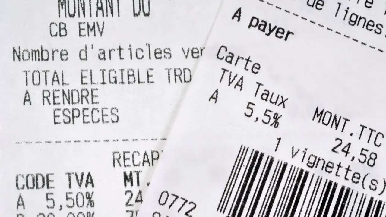 Détail d'un ticket de caisse supermarché : TVA à 5,5%, montant TTC 24,58, code TVA, et un code-barres.
