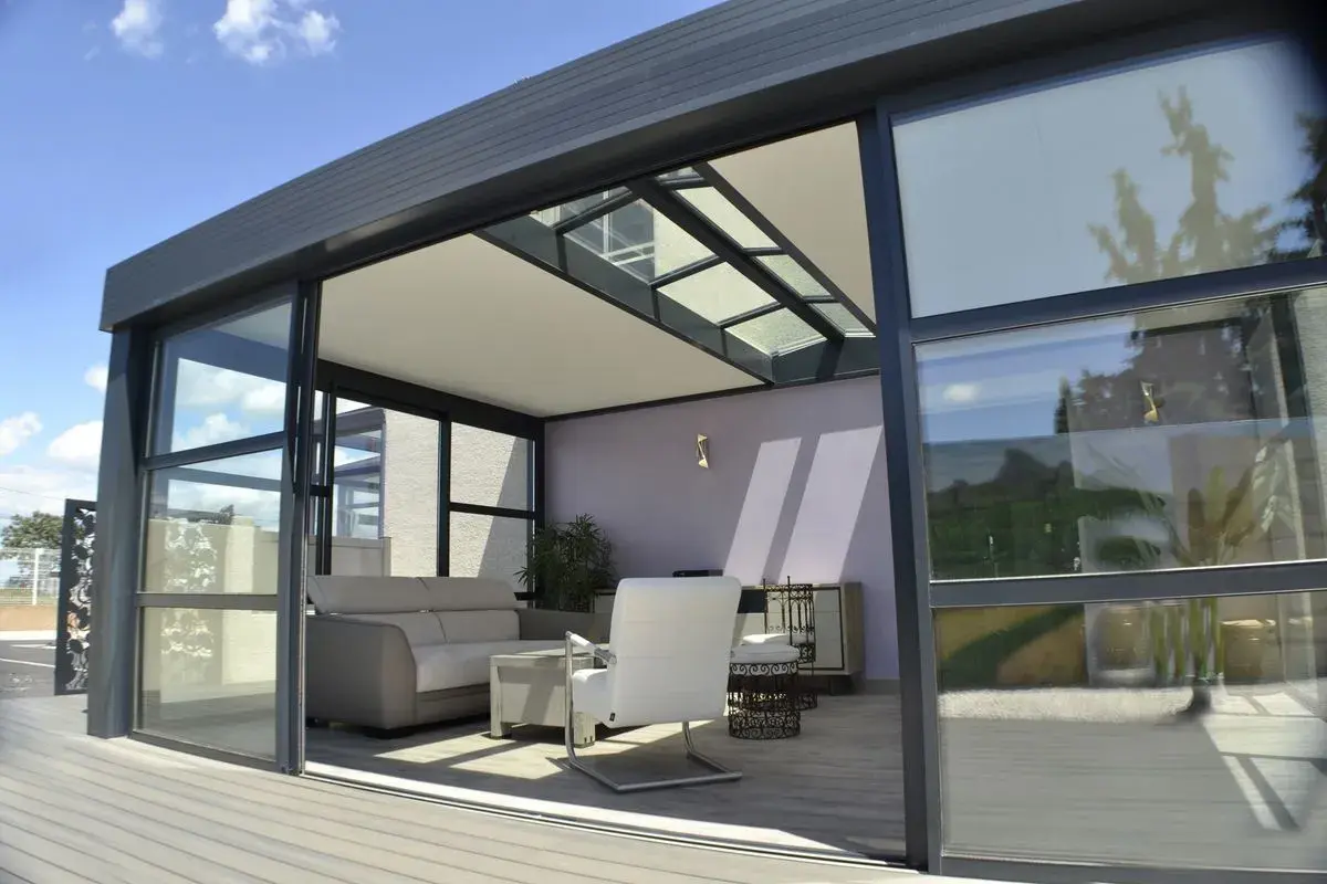 Une élégante véranda moderne avec salon, parfaite pour faire une veranda et profiter du soleil.