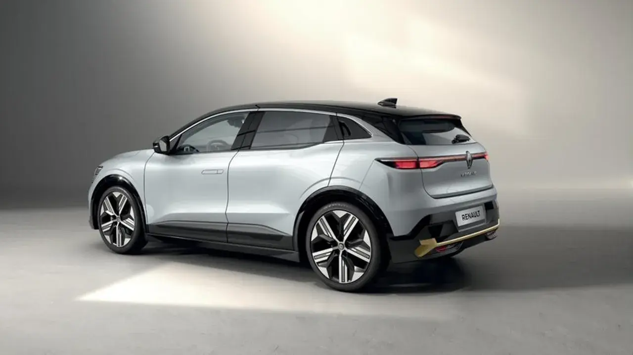En silverfärgad Renault Mégane E-Tech står redo för ett test. Den har en svart taklinje och snygga fälgar.