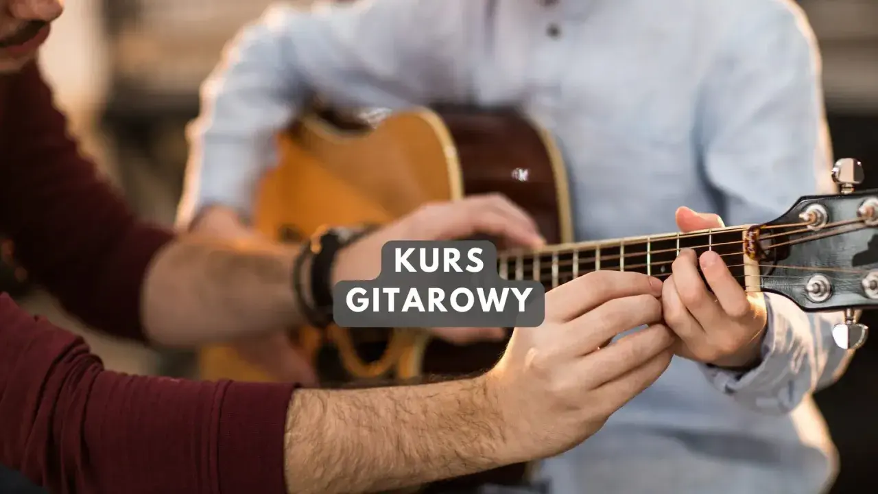 Nauczyciel pokazuje uczniowi, jak prawidłowo chwytać akordy na gitarze. "Mam te moc chwyty" - mówi uczeń, czując postęp.