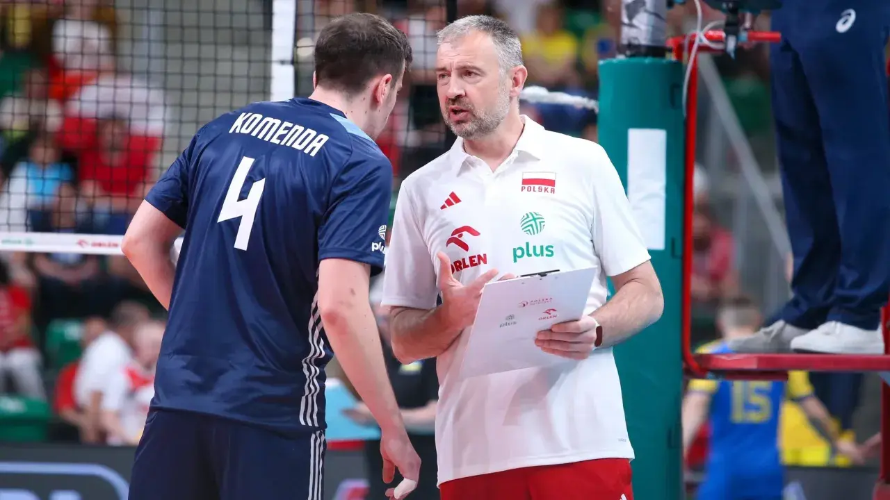 Rozgrywający reprezentacji Polski, Jakub Kochanowicz, słucha wskazówek trenera podczas meczu.