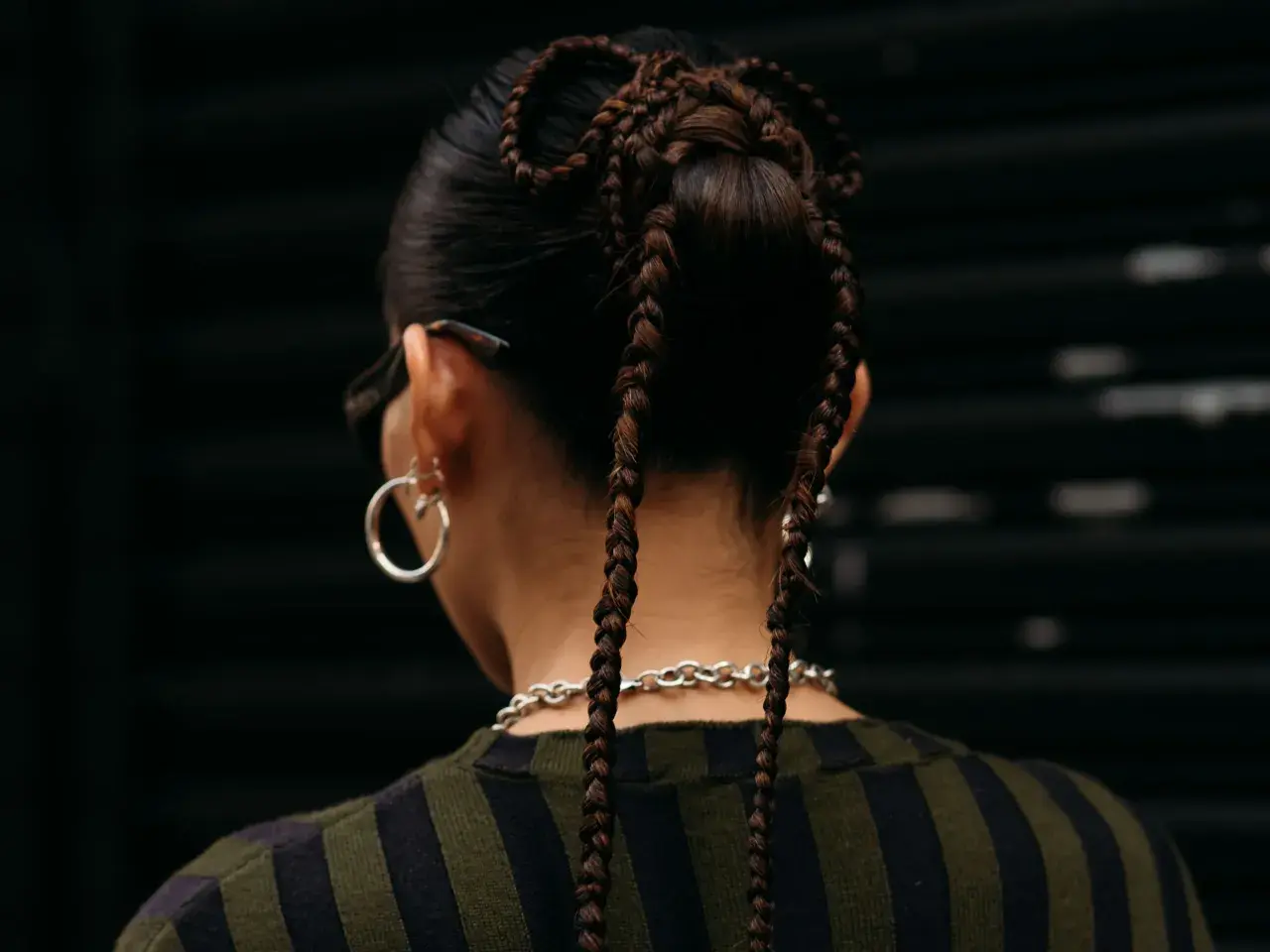 Peinados para conciertos: trenzas recogidas en forma de moño con dos coletas largas.