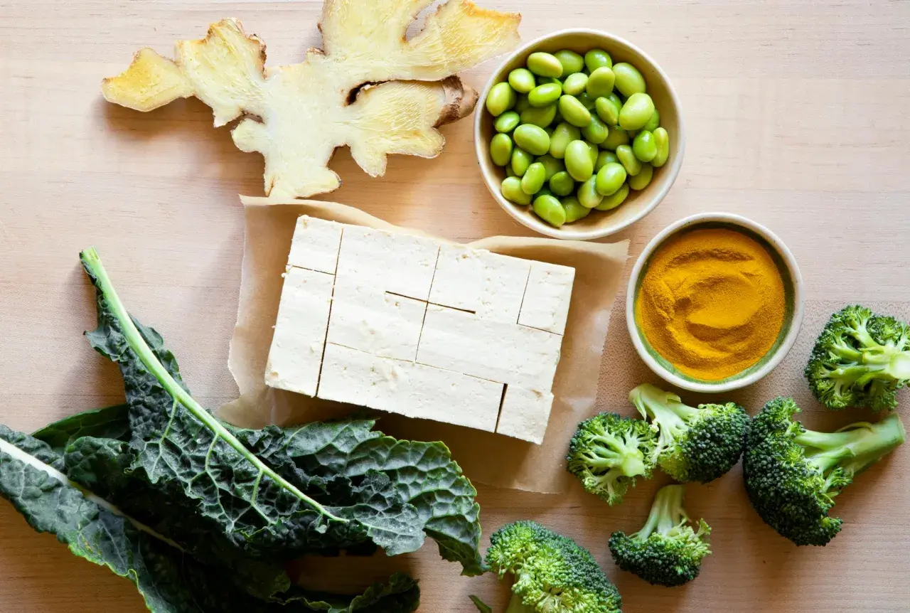 Tofu, edamame, brokuły, jarmuż i imbir – składniki do przygotowania pysznego posiłku, który pomoże jak uzupełnić białko w organizmie.