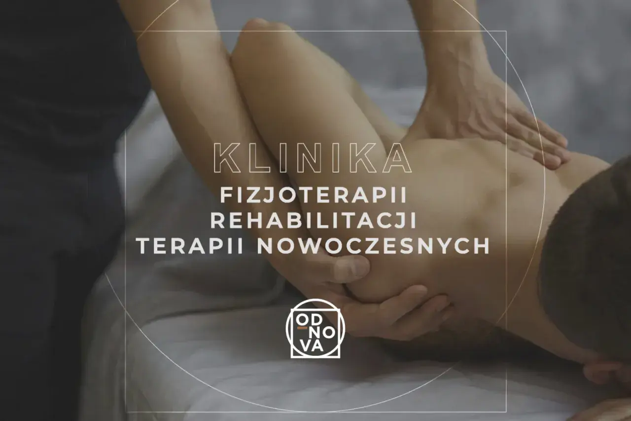 Fizjoterapeuta masuje plecy pacjenta, łagodząc napięcie mięśni. Klinika Fizjoterapii i Rehabilitacji.