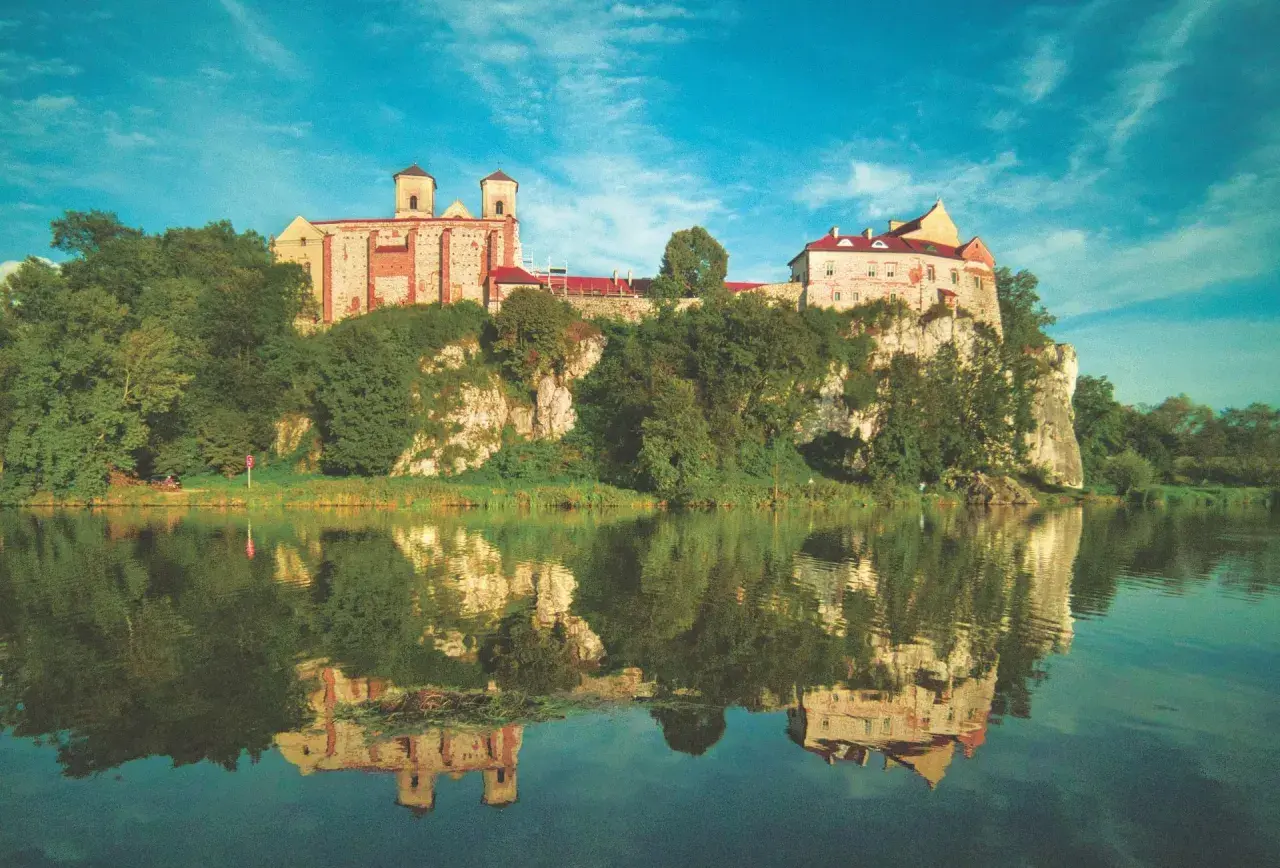 Zamek na skale nad Wisłą, odbijający się w wodzie. Jedno z fajnych miejsc w Krakowie, które warto odwiedzić.