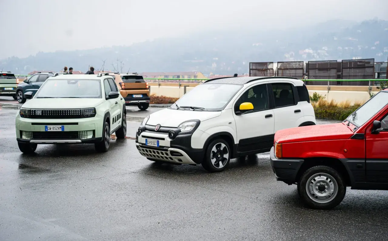Nowe modele Fiat Panda 2025 obok starszych generacji.