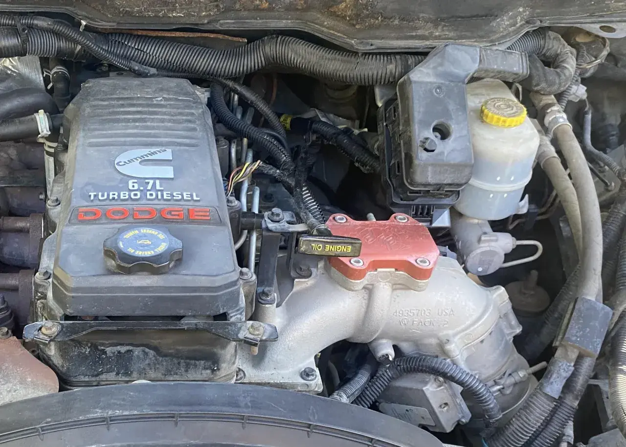 Cummins 6.7L Turbo Diesel motor i en Dodge. Kanske dags för en egr delete besiktning?