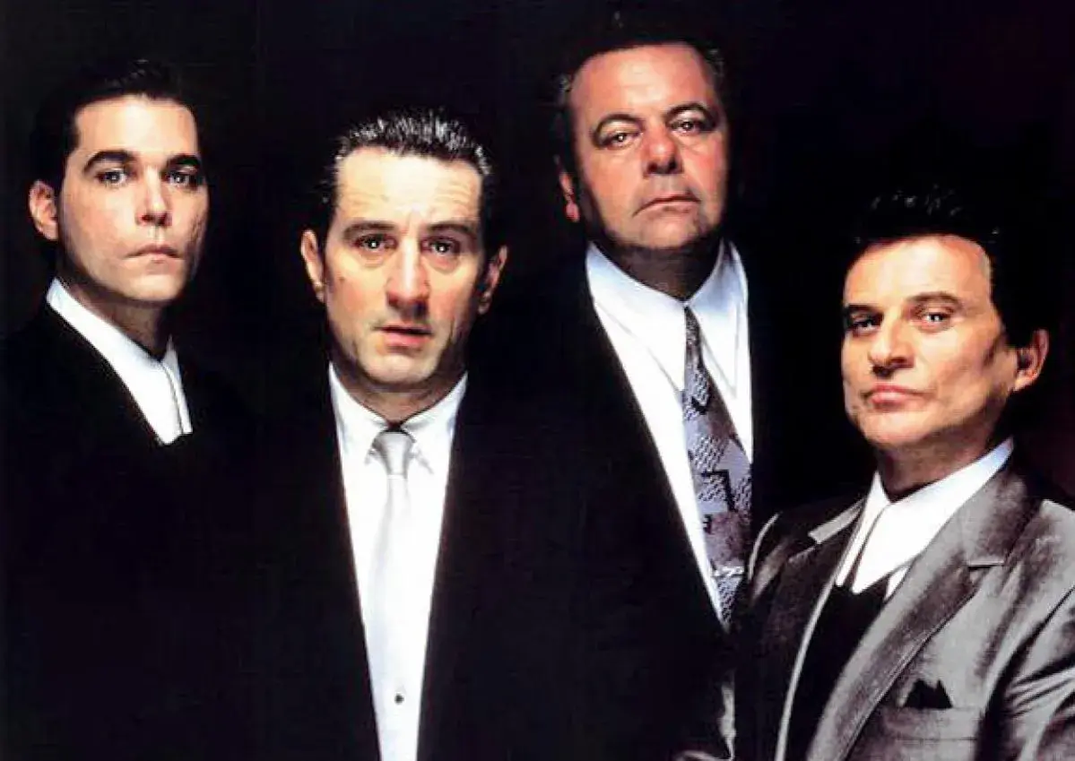 Chłopcy z ferajny obsada: Ray Liotta, Robert De Niro, Paul Sorvino i Joe Pesci w eleganckich garniturach.