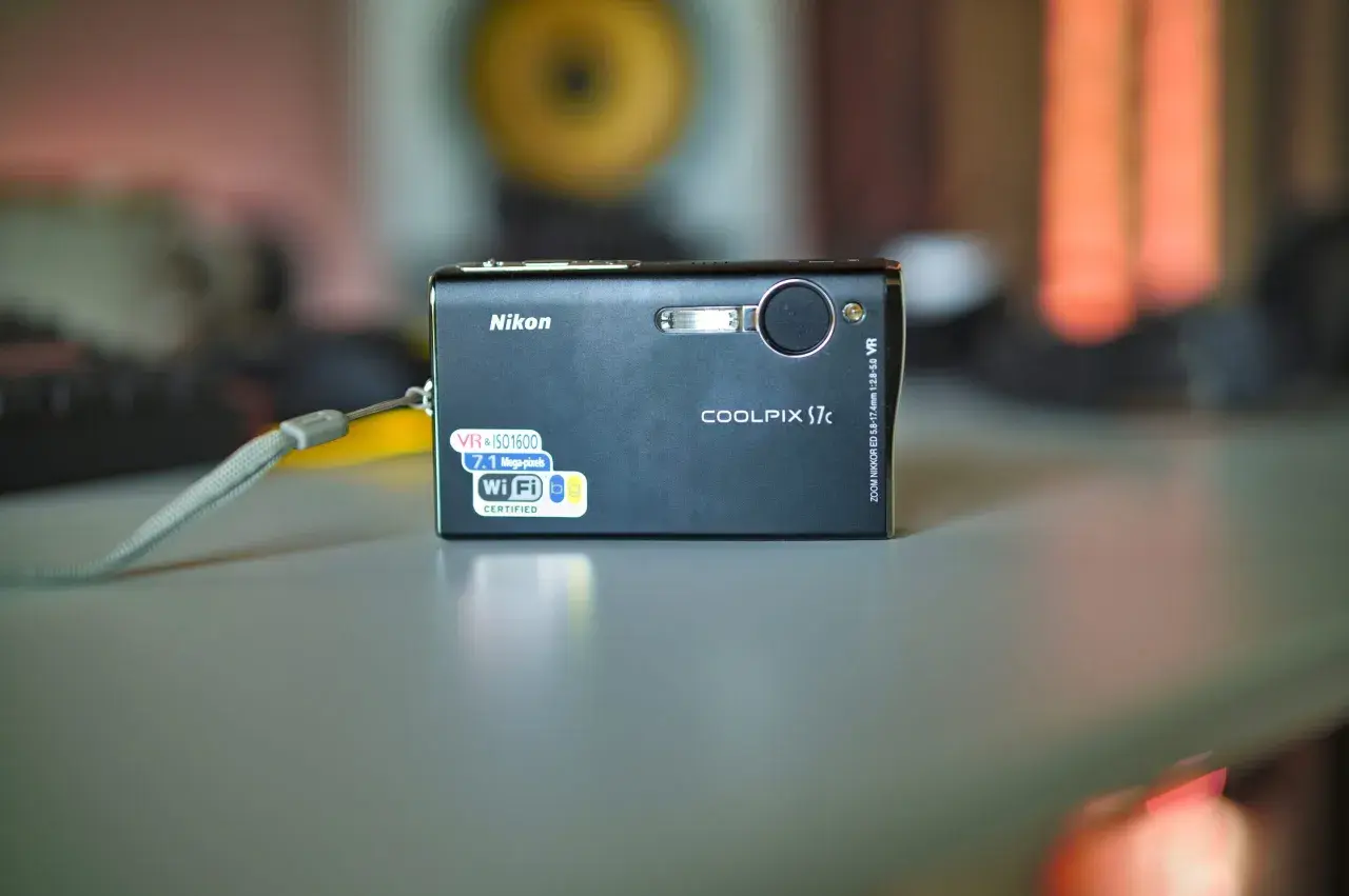 Nikon Coolpix S7c z matrycą CCD 7.1 MP i Wi-Fi. Aparat ma stabilizację obrazu VR i obiektyw Zoom Nikkor.