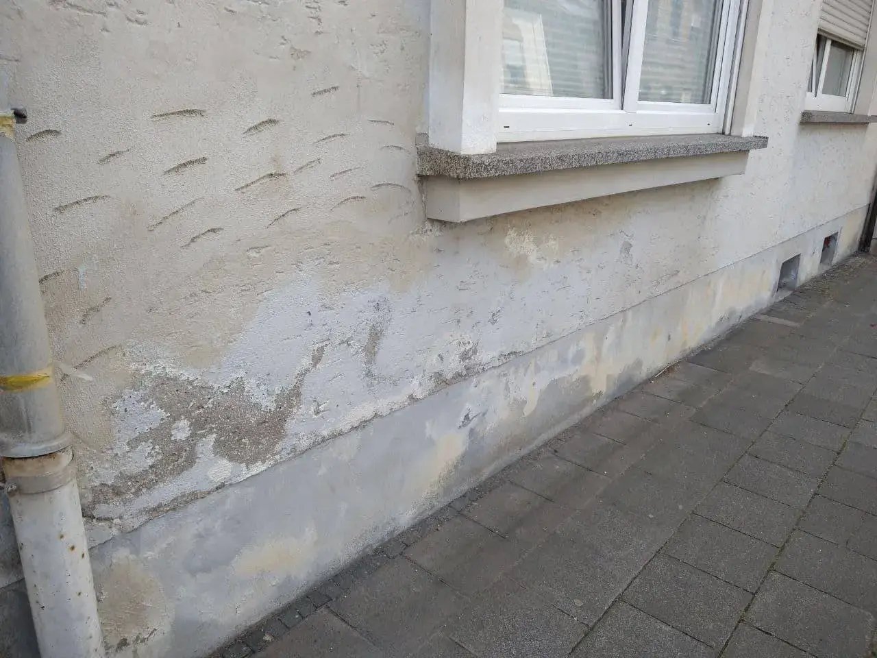 Salpeter an der Wand zeigt sich als Ausblühung. Die Stelle muss vorbereitet werden, bevor man die Wand streichen kann.