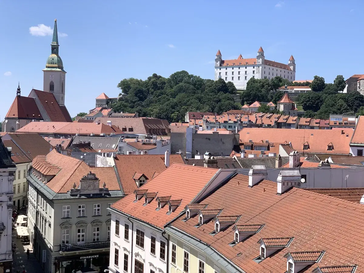 Widok na dachy Bratysławy, Stare Miasto z zamkiem na wzgórzu i katedrą.