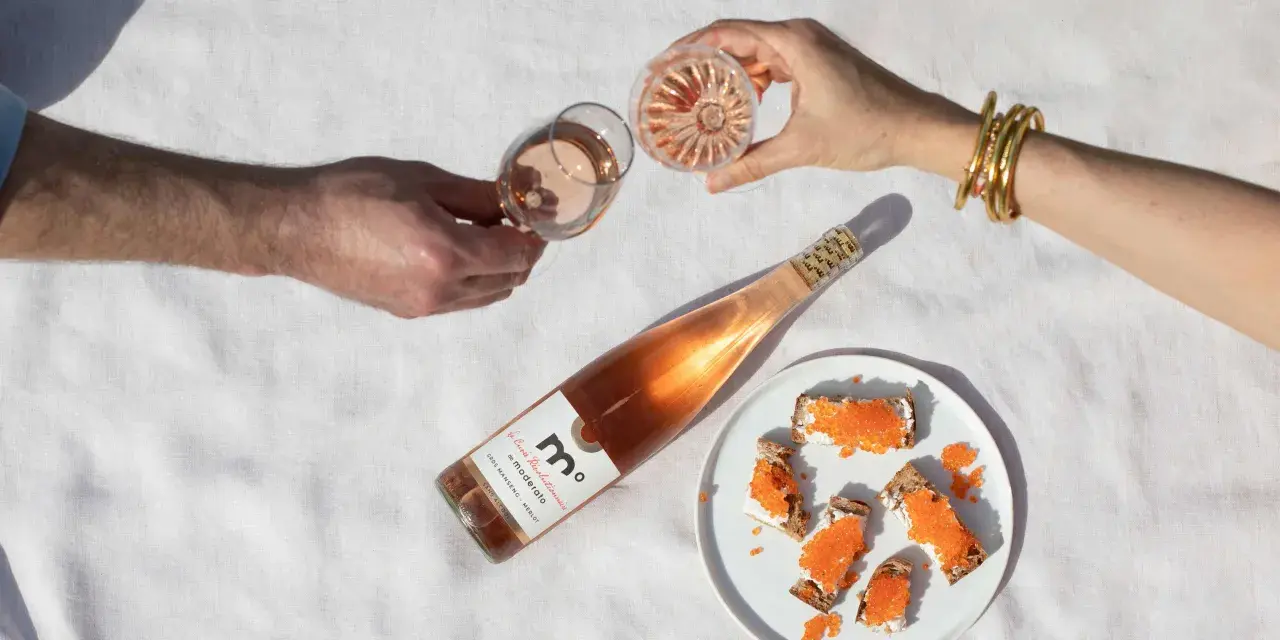 Un apéritif rosé pétillant, parfait pour accompagner ces toasts au fromage frais et œufs de poisson. Quel vin blanc pour l'apéritif ? Essayez ce rosé !