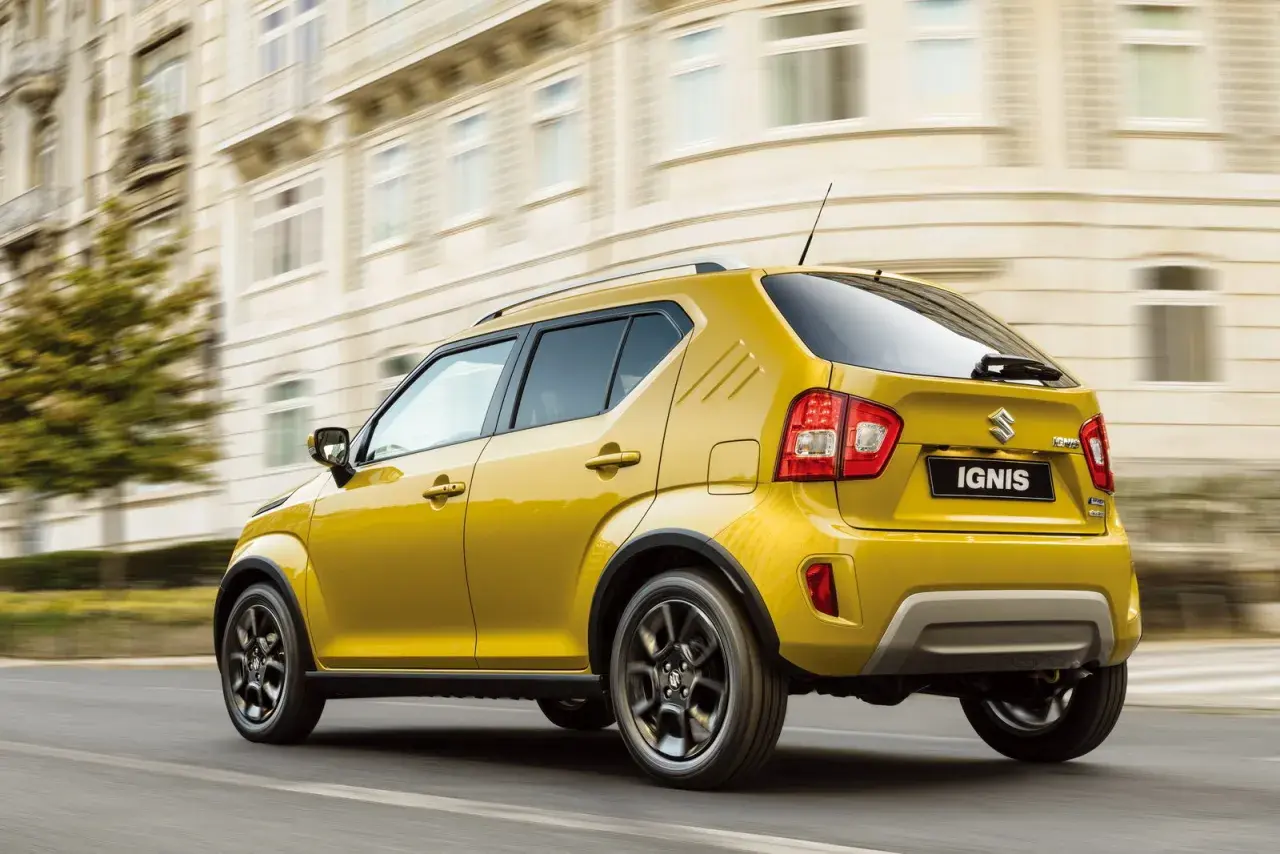 Suzuki Ignis 2026 gialla sfreccia in città, con un design audace e moderno che cattura l'attenzione.