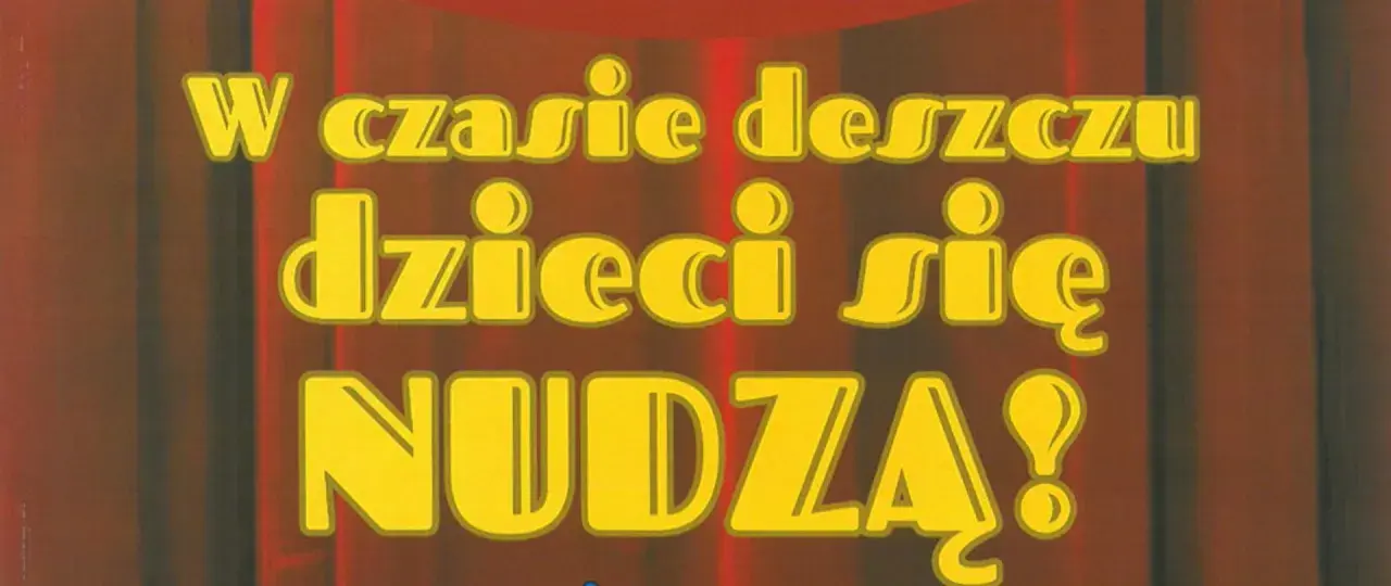 W czasie deszczu dzieci się nudzą! Żółte litery na tle czerwonej kurtyny.