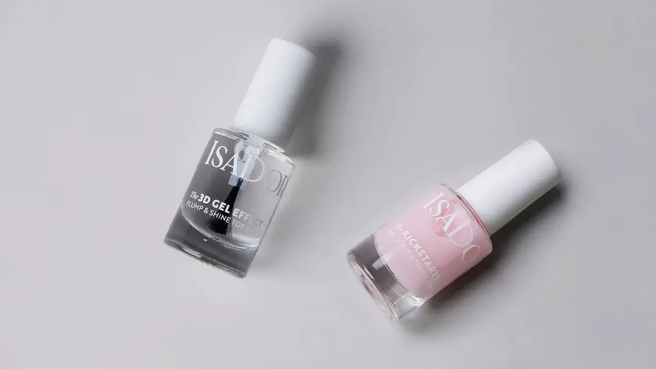 Två flaskor Isadora nagellack, en med "3D Gel Effect" och en rosa "The Kickstarter". Perfekt för en Isadora nagellack rea!