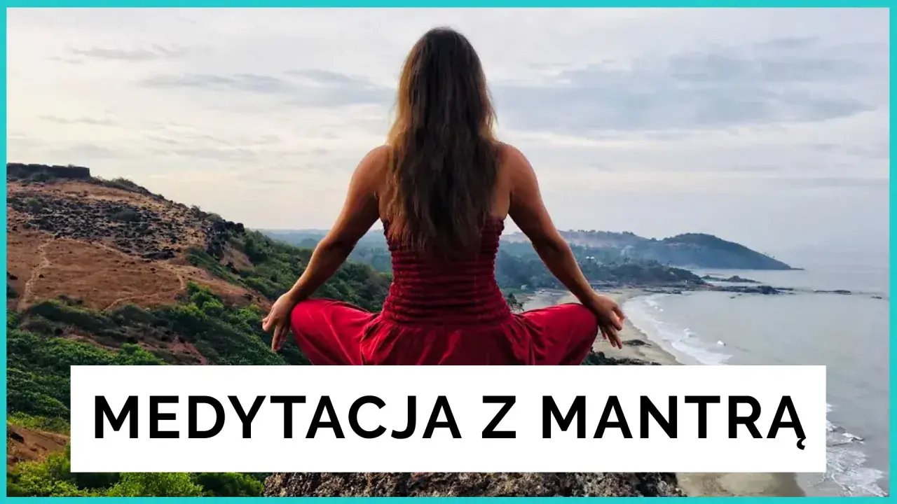 Kobieta w czerwonej sukience medytuje na klifie. To jeden z rodzajów medytacji, medytacja z mantrą.