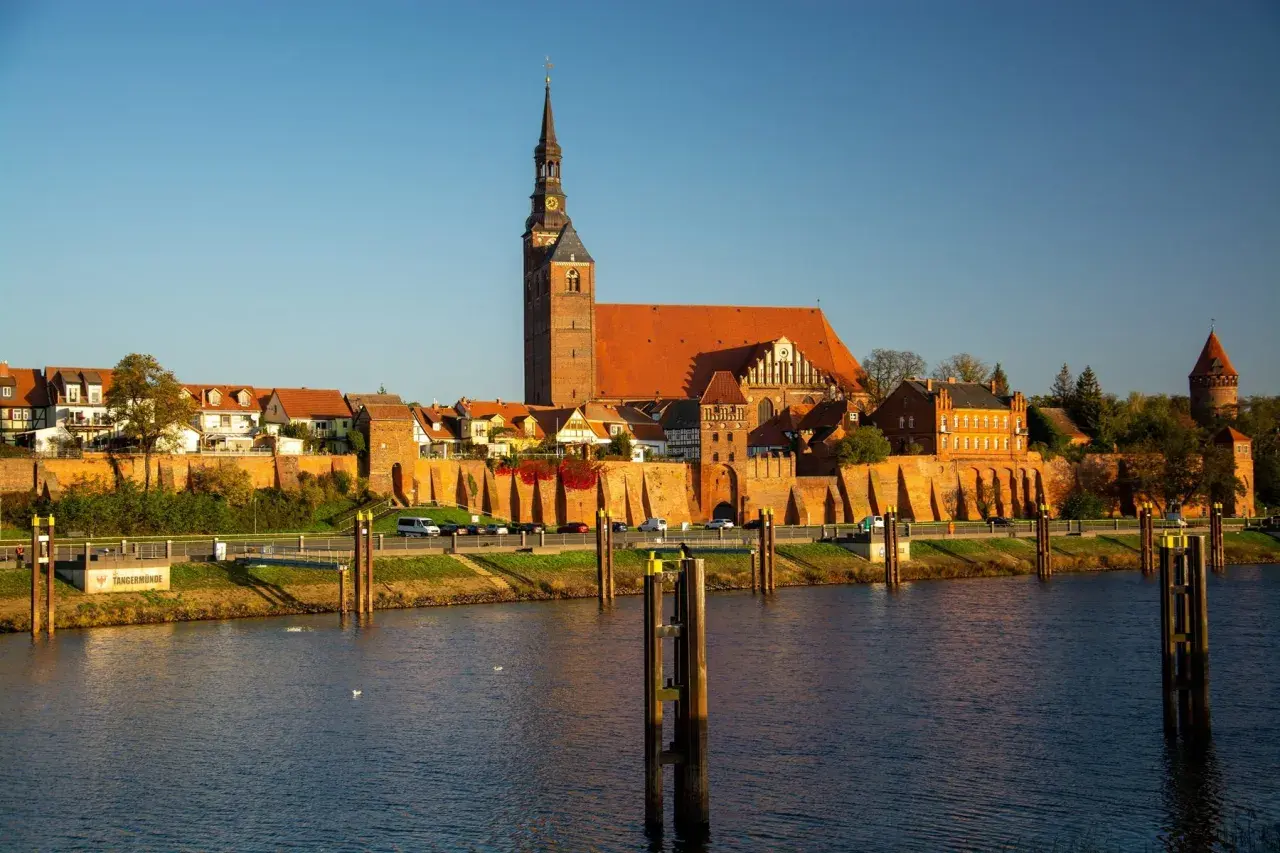 Tangerhütte, miasto hanzy, co to za widok! Stare mury obronne, kościół z wieżą i domy nad rzeką.