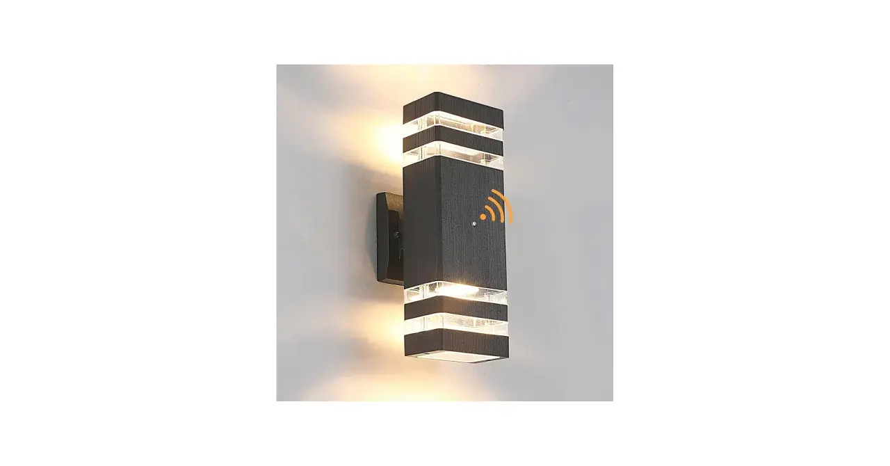 Lámpara moderna de pantalla negra con diseño de doble haz de luz y sensor de movimiento.