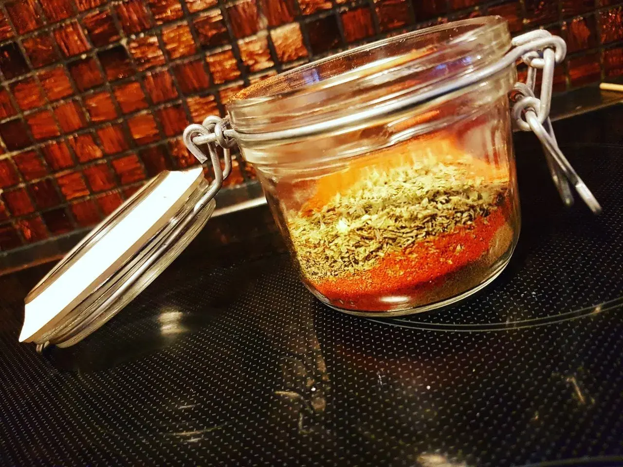 Burk med lager av kryddor, redo för ett gyros krydda recept.