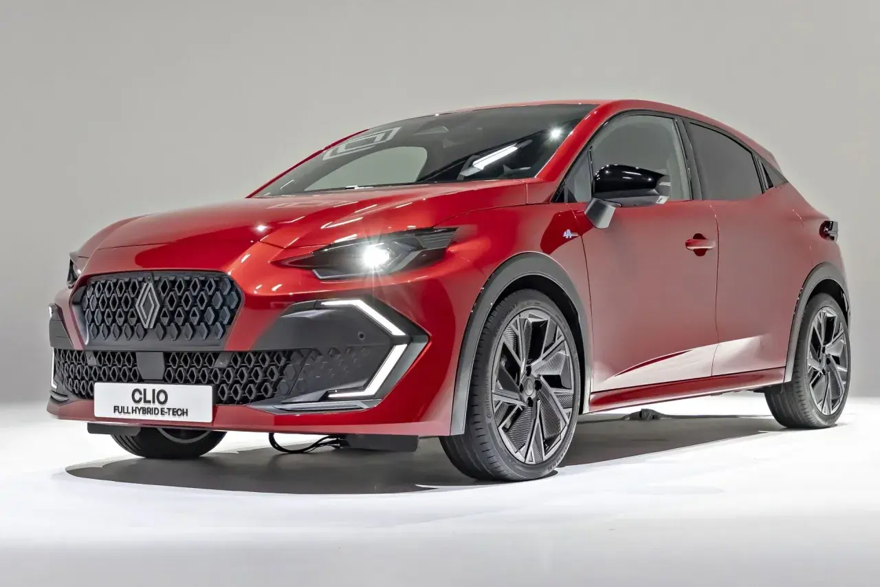 Nowy, czerwony Renault Clio 5 z hybrydowym napędem E-Tech prezentuje się nowocześnie.