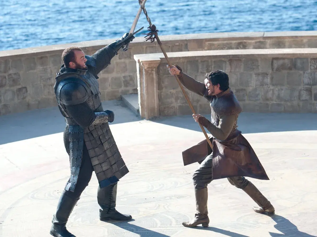 Oberyn Martell z "Gry o tron" w walce na śmierć i życie. Jego przeciwnik w ciężkiej zbroi.