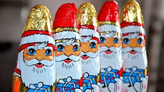 Czekoladowi Mikołaje: 15+ pomysłów na ich wykorzystanie po świętach