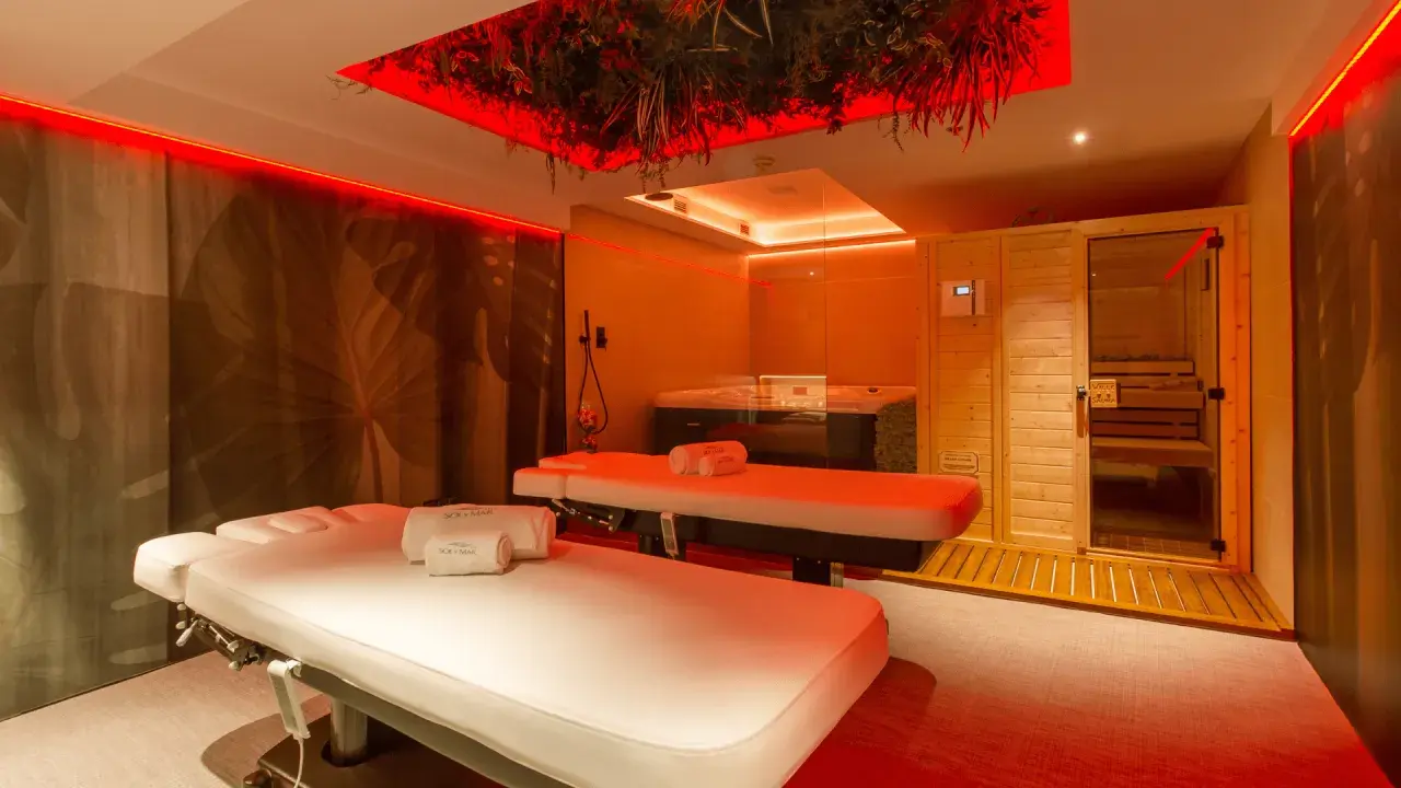 Relájate en este oasis de bienestar. Dos camillas de masaje, jacuzzi y sauna te esperan en el eden spa.