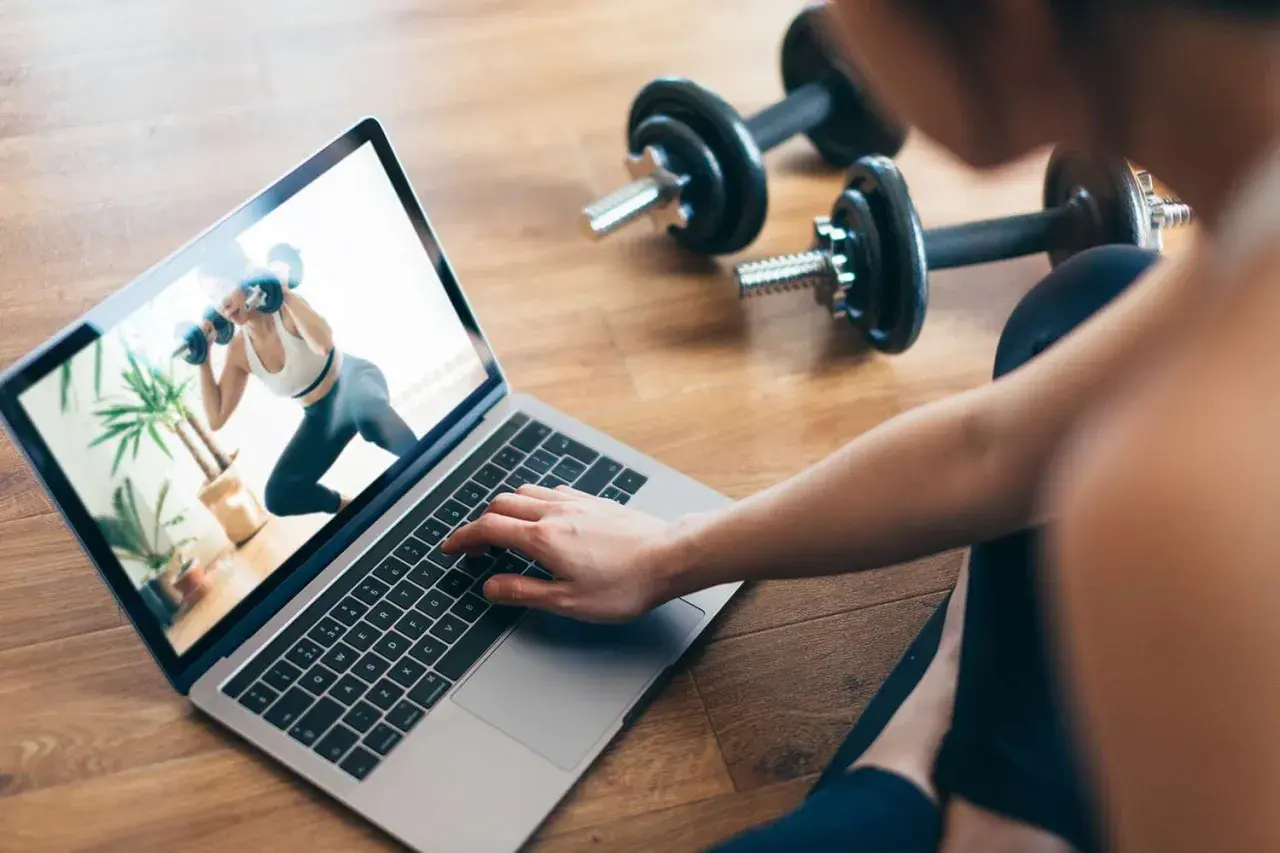 Wirtualne zajęcia fitness: dołącz do społeczności fitness online, aby ćwiczyć na żywo i podejmować wyzwania