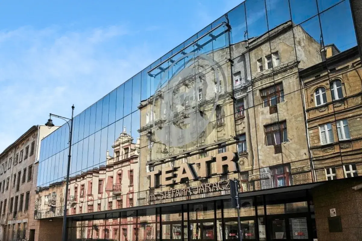 Nowoczesna fasada Teatru Jaracza w Łodzi odbija zabytkowe kamienice. Sprawdź repertuar!